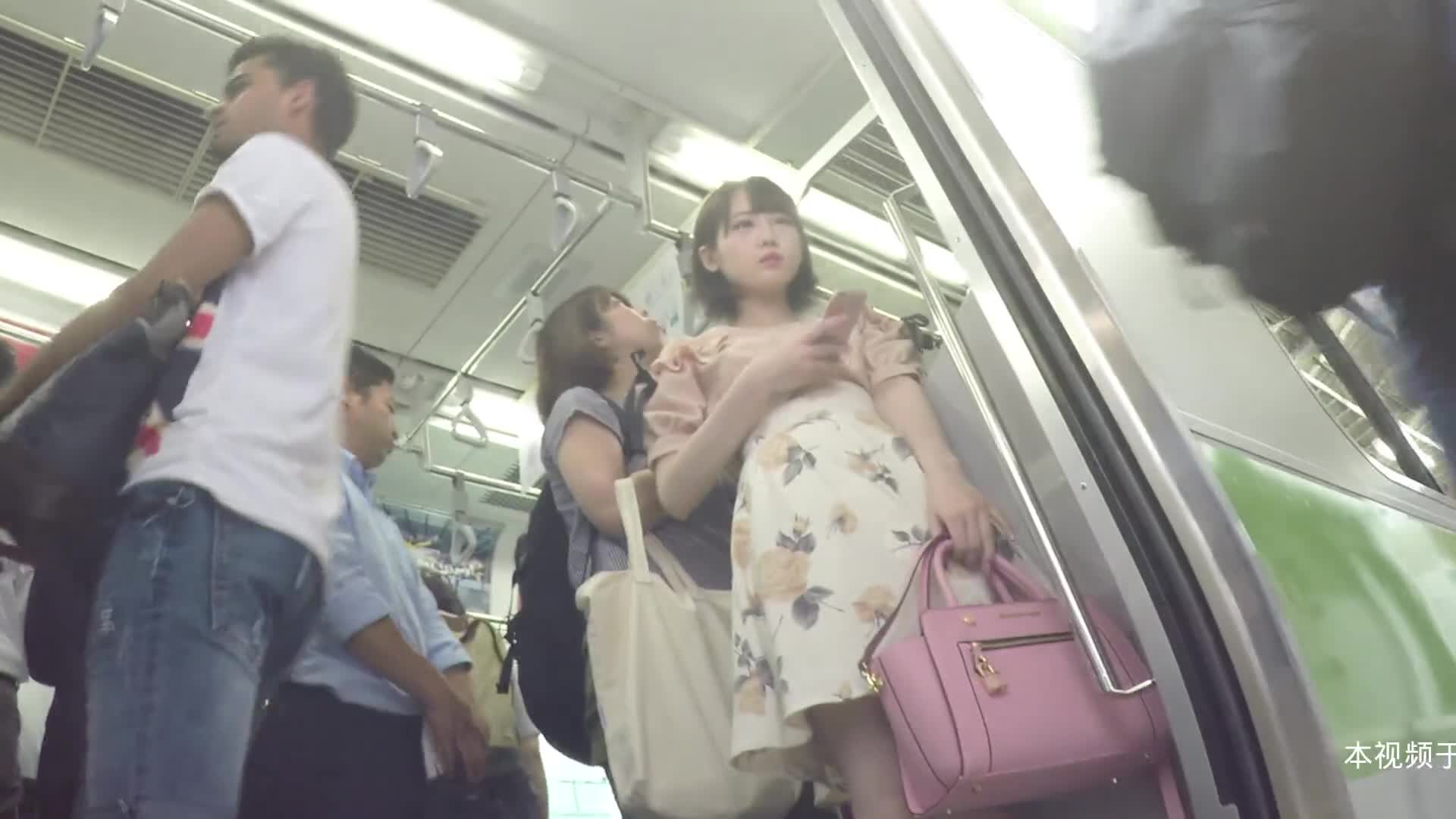 你知道地铁里裙子底下的蕾丝裙子里面的清纯美女真的很性感